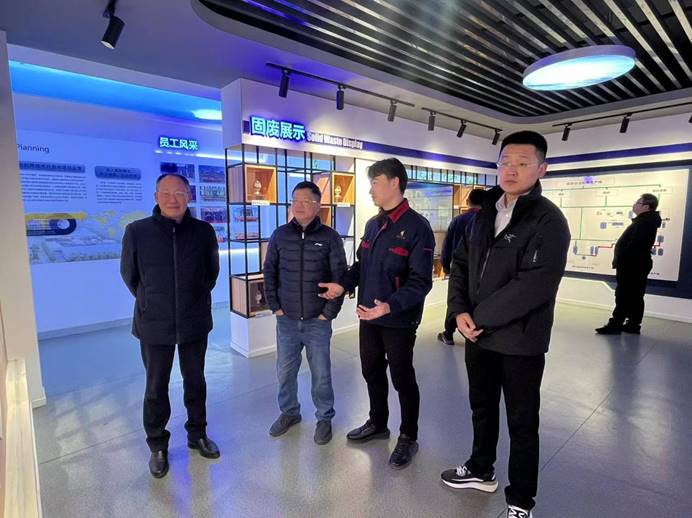 紫金環(huán)?？萍加邢薰镜浇ú墓究疾旖涣?></span></div>
								<h3>紫金環(huán)?？萍加邢薰镜浇ú墓究疾旖涣?/h3>
								<p>1月13日，紫金環(huán)保科技有限公司黃宜彬一行到建材公司考察交流。公司黨委書記王伍升，總經(jīng)理查全鋼以及建材公司相關(guān)負(fù)責(zé)人陪同。建材公司負(fù)責(zé)人詳細(xì)介紹了該公司膠凝材料的研發(fā)體系，技術(shù)服務(wù)模式和一體化運(yùn)維管理...</p>
							</div>
						</a>
					</li>
														</ul>
			</div>
			<div   id=