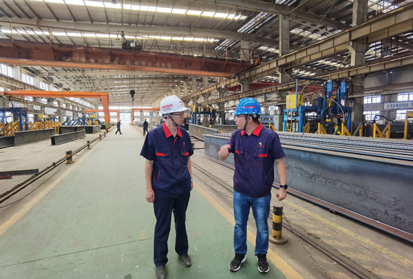 公司黨委書記走訪慰問(wèn)一線職工 公司黨委書記走訪慰問(wèn)一線職工